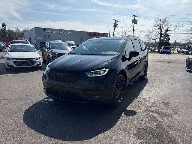 Used 2025 Chrysler Pacifica Limited FWD image 5