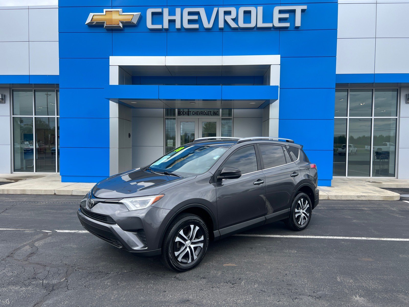 Used 2018 Toyota RAV4 LE w/ All Weather Liner Package FWD image 1