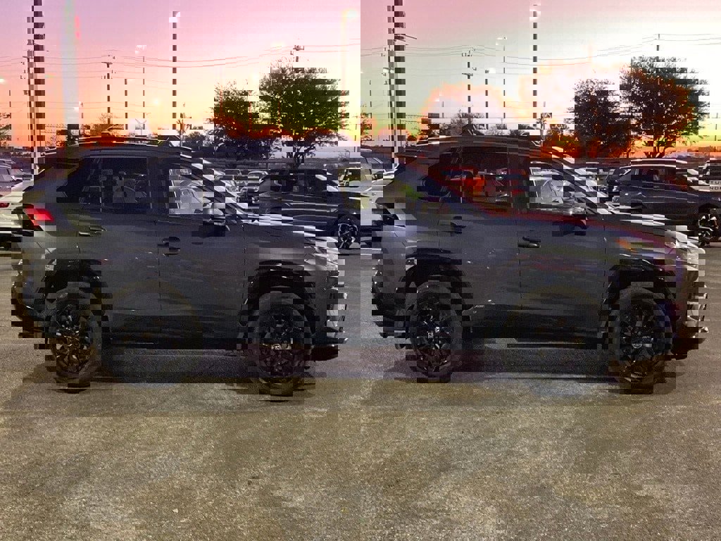 Used 2022 Toyota RAV4 SE image 4