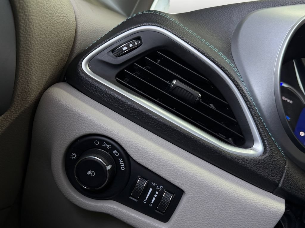 Used 2018 Chrysler Pacifica Limited w/ Advanced Safetytec Group FWD image 21