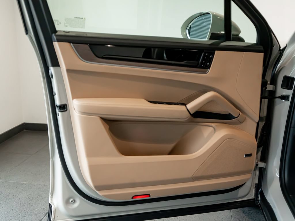 Certified 2025 Porsche Cayenne AWD/4WD image 12