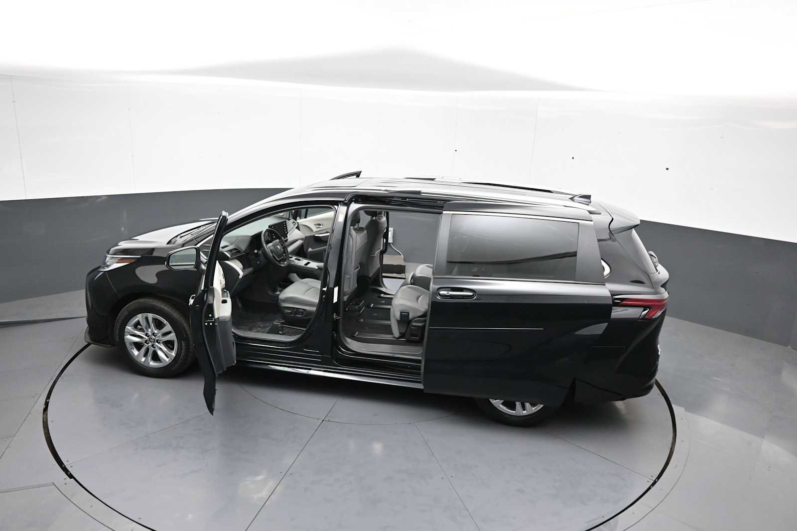 Used 2024 Toyota Sienna Limited AWD/4WD image 46