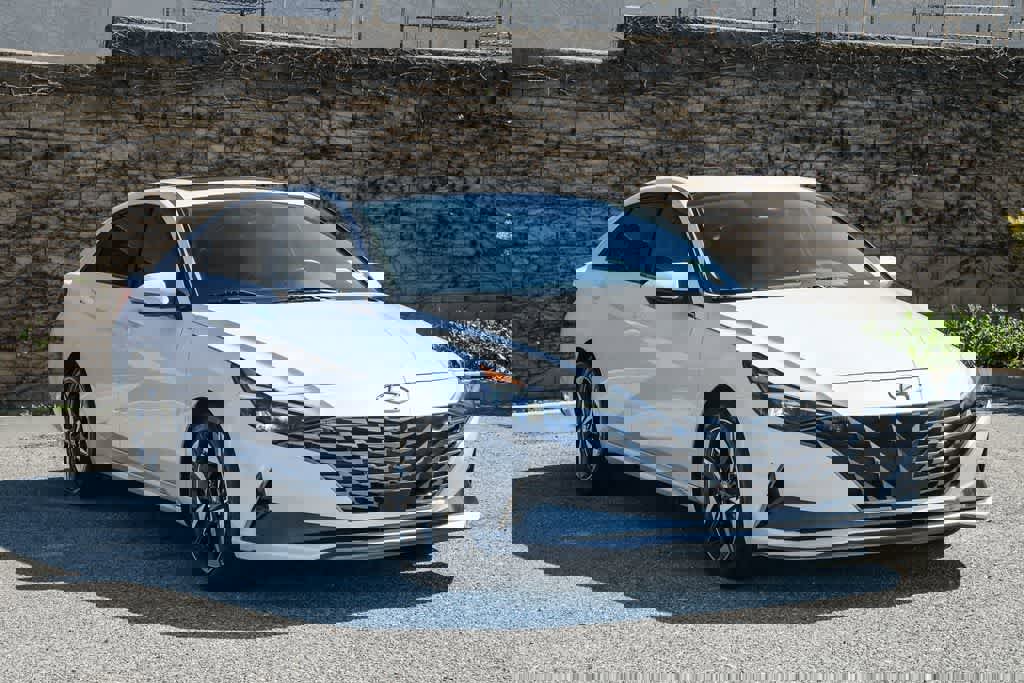 Used 2021 Hyundai Elantra Limited image 3