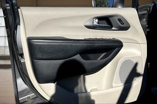 Used 2020 Chrysler Pacifica Touring-L image 23