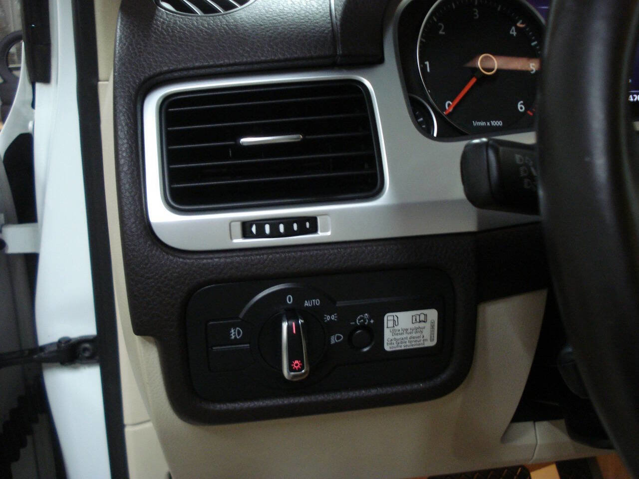 Used 2013 Volkswagen Touareg Sport image 22