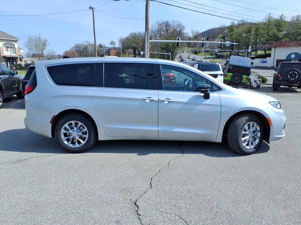 New 2026 Chrysler Pacifica Select image 3