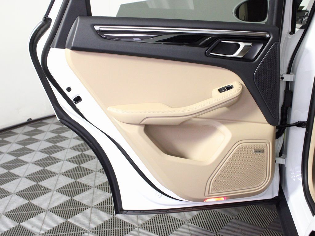 Certified 2025 Porsche Macan image 31