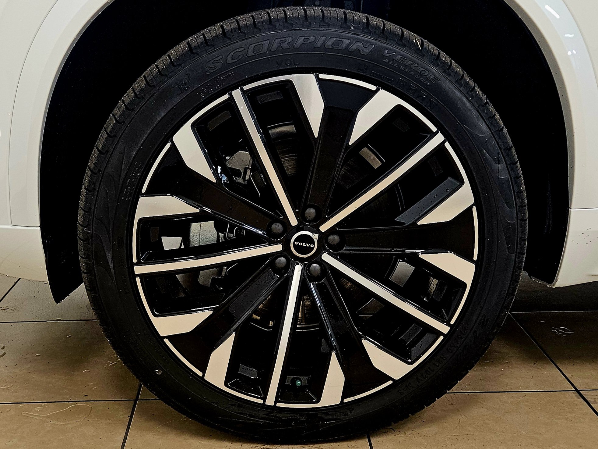 New 2026 Volvo XC90 B6 Plus w/ Protection Package Premier AWD/4WD image 49