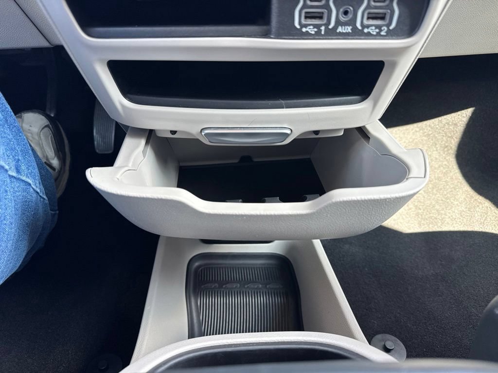 Used 2024 Chrysler Pacifica Touring-L FWD image 34