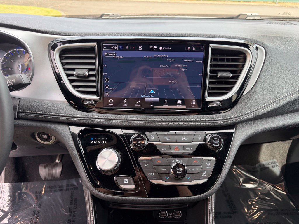 Used 2025 Chrysler Pacifica Limited FWD image 21