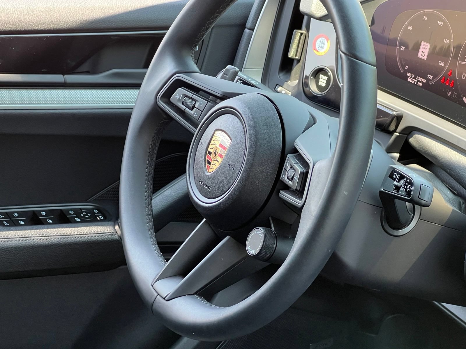 Certified 2025 Porsche Cayenne AWD/4WD image 38