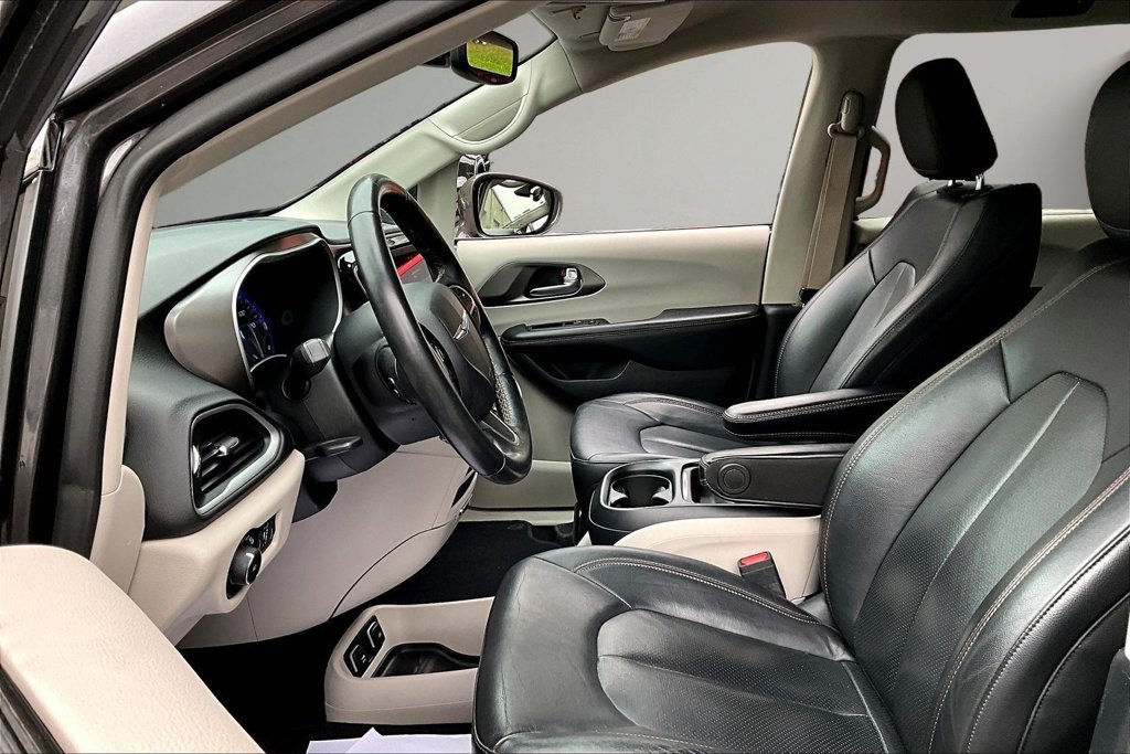 Used 2020 Chrysler Pacifica Touring-L FWD image 21