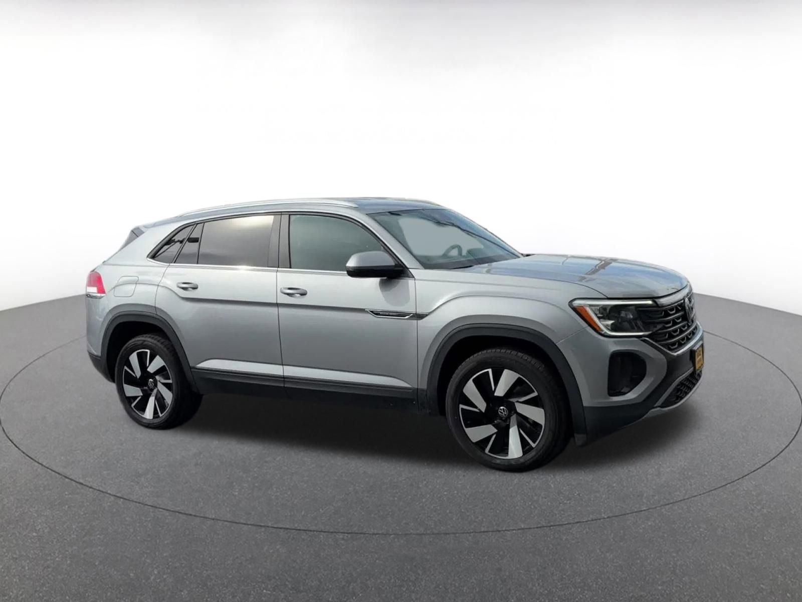 Used 2025 Volkswagen Atlas Cross Sport SE image 2