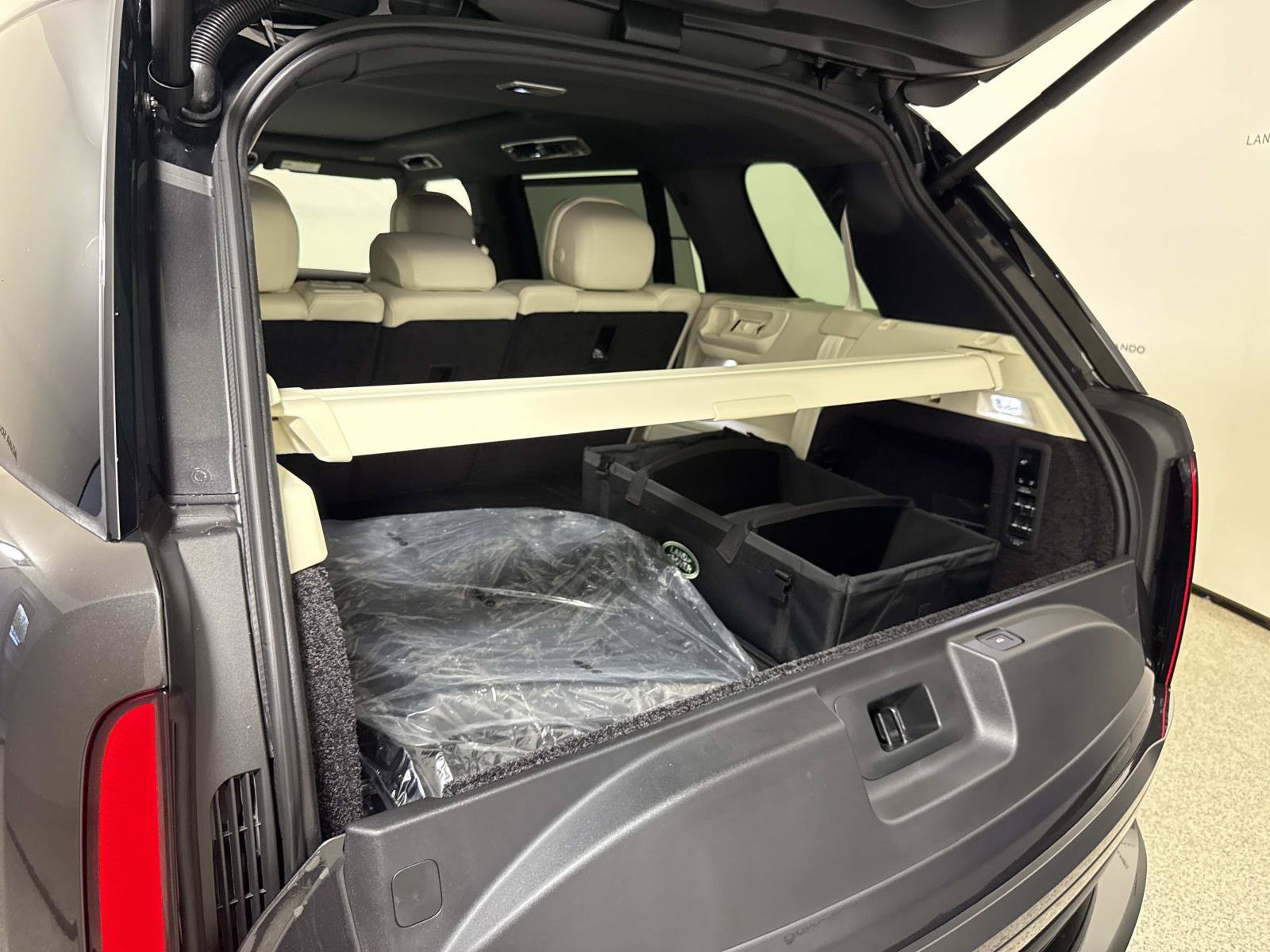 New 2026 Land Rover Range Rover Long Wheelbase SE AWD/4WD image 11