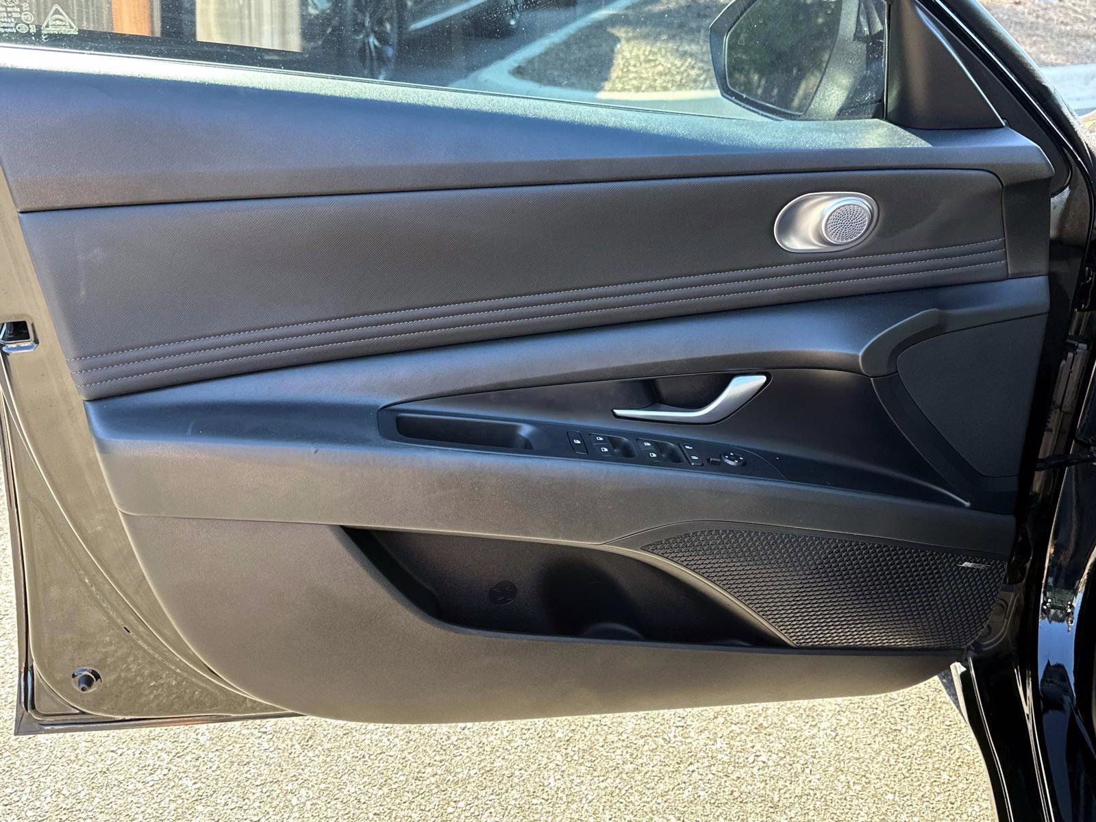 Used 2023 Hyundai Elantra Limited w/ Preferred Accessory Package image 15