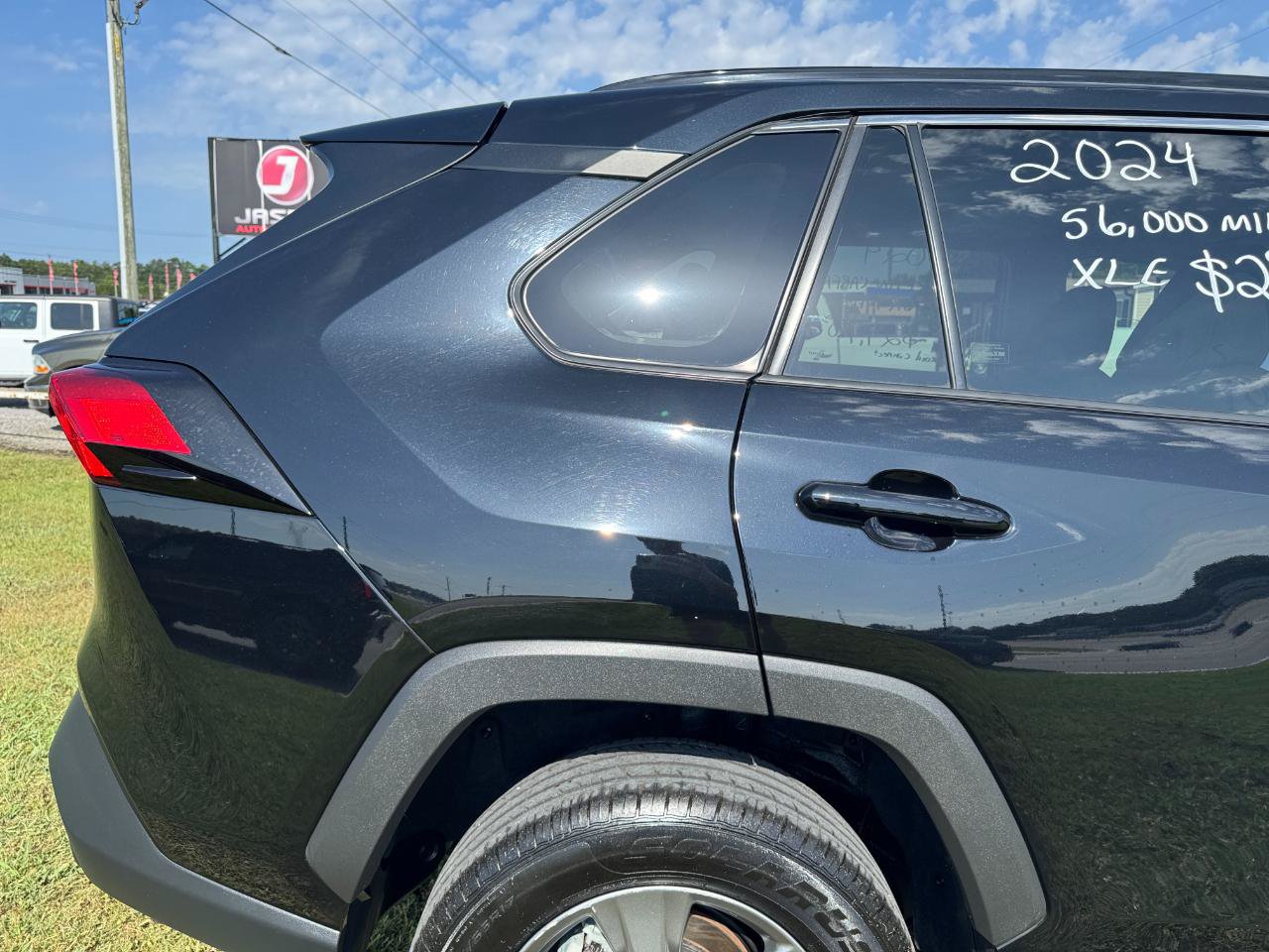 Used 2024 Toyota RAV4 XLE FWD image 9