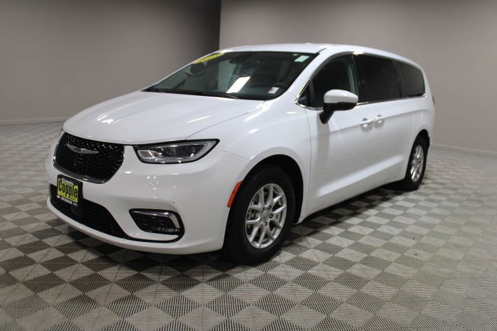 Used 2023 Chrysler Pacifica Touring-L image 7