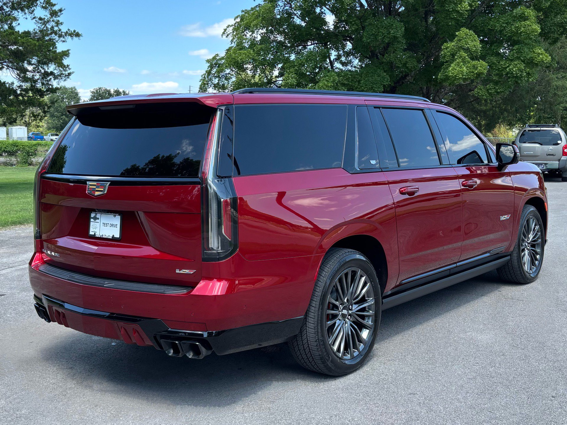 Used 2023 Cadillac Escalade ESV V AWD/4WD image 3