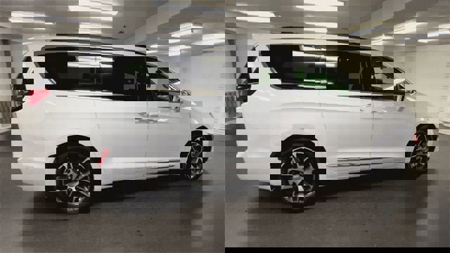 Used 2022 Chrysler Pacifica Limited image 9