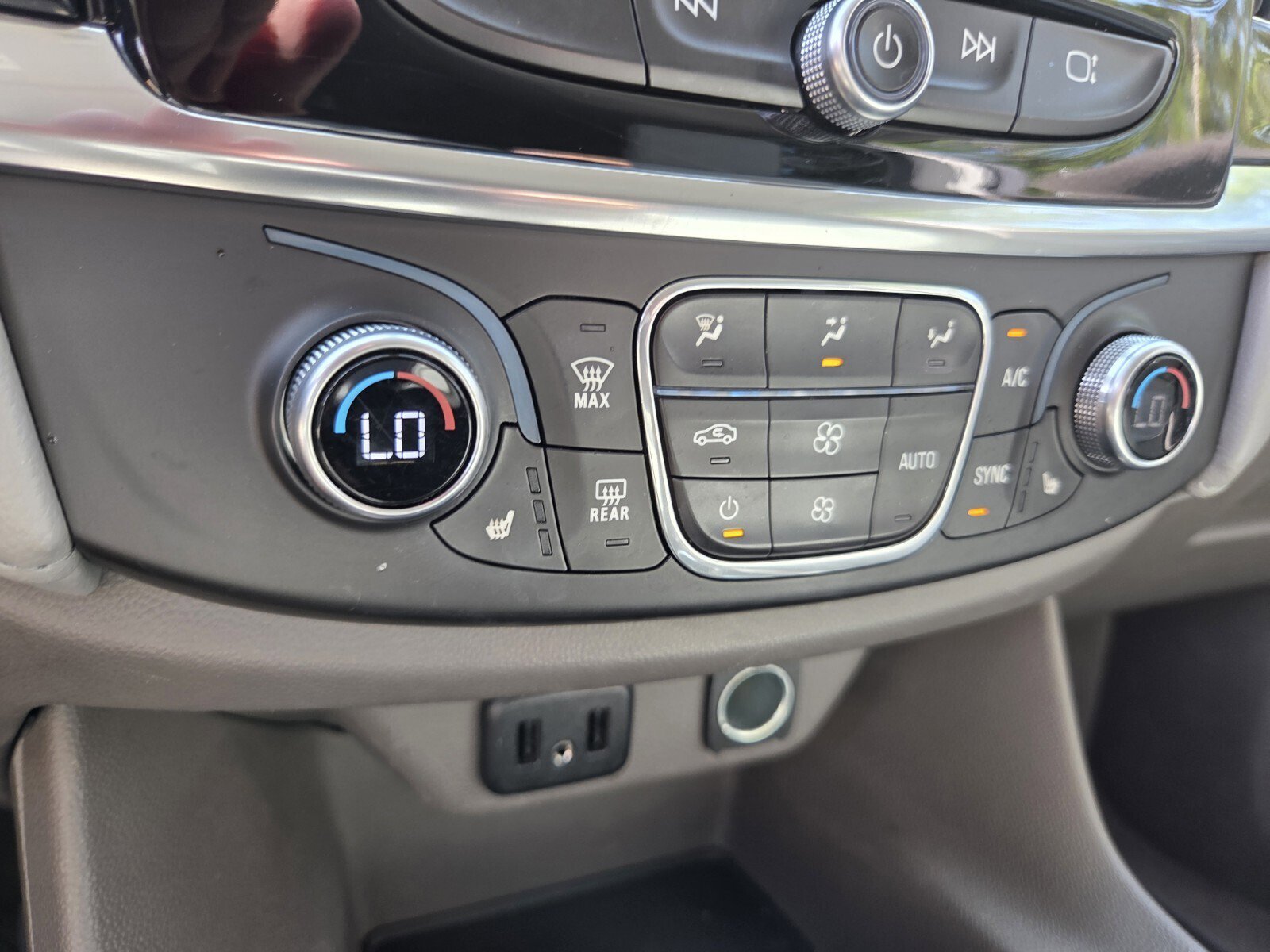 Used 2018 Chevrolet Traverse LT FWD image 26