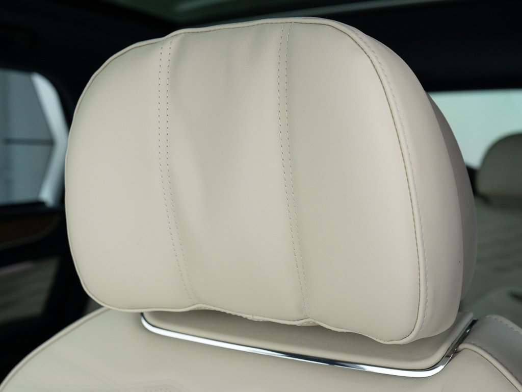 Used 2025 Bentley Bentayga image 17