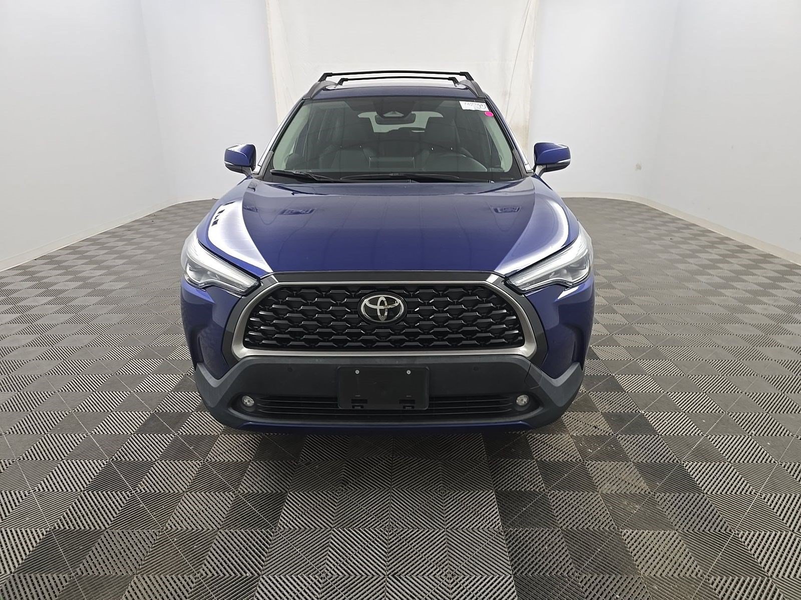 Used 2023 Toyota Corolla Cross XLE w/ Convenience Package FWD image 2