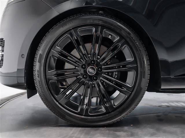 Used 2025 Land Rover Range Rover SE image 11