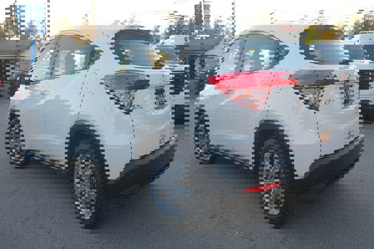 Used 2017 Honda HR-V LX image 4