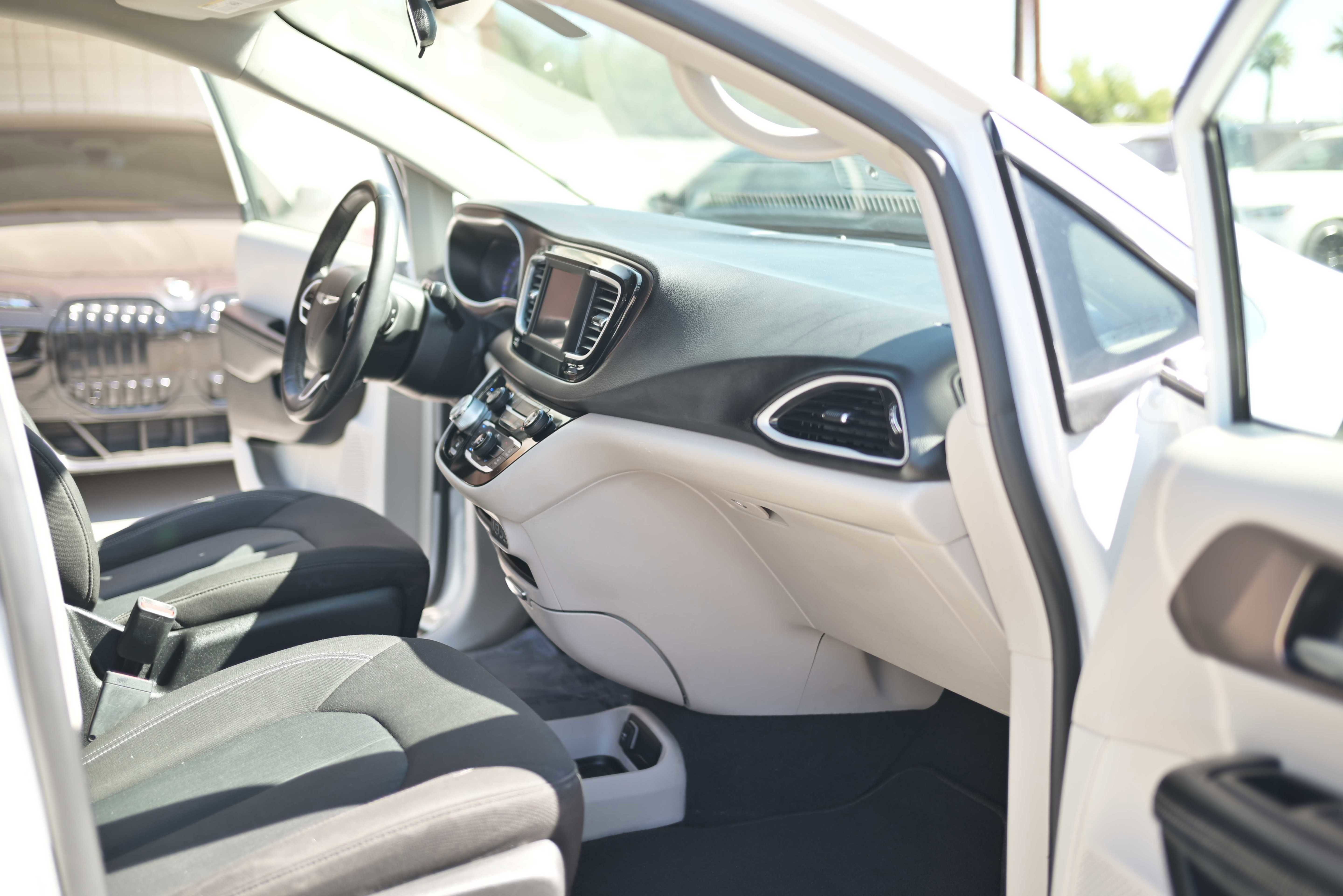 Used 2022 Chrysler Voyager LX image 14