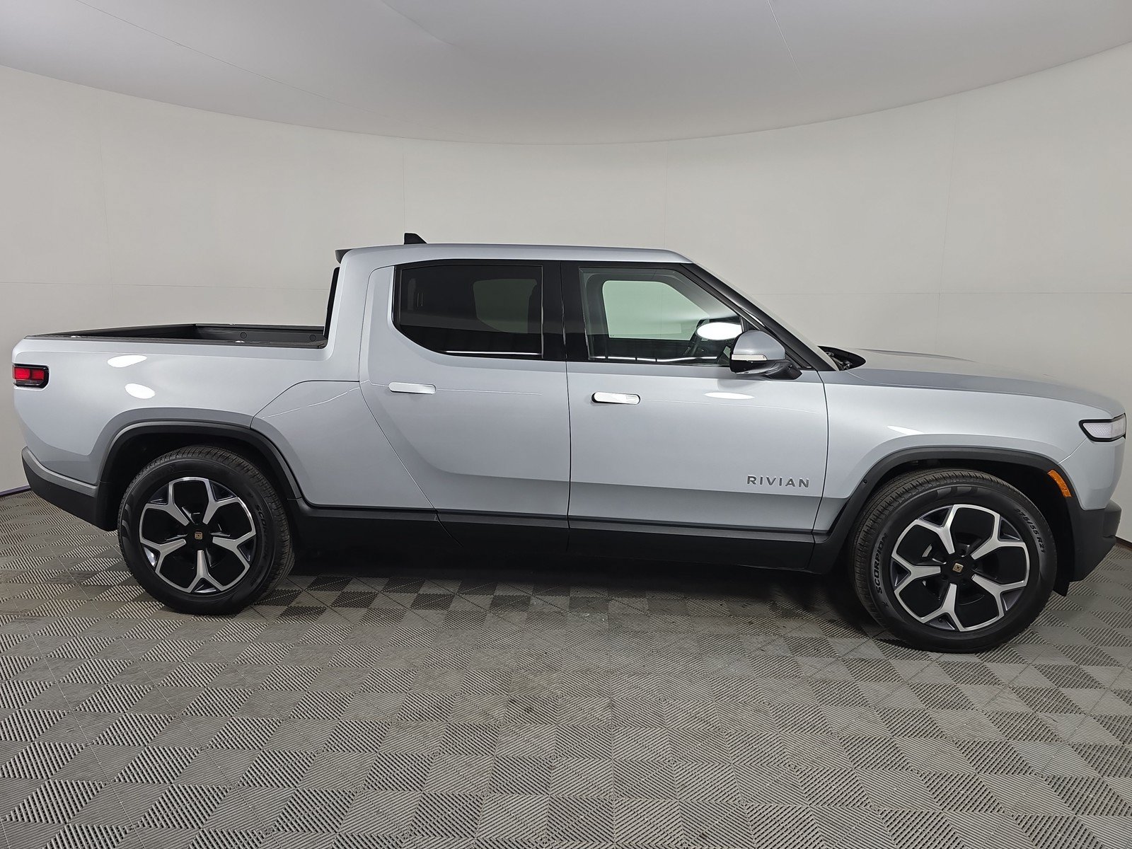 Used 2024 Rivian R1T Adventure AWD/4WD image 6