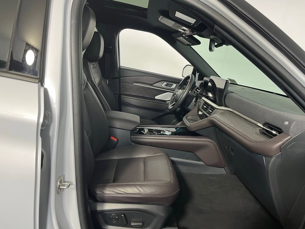 Used 2025 Ford Explorer Platinum w/ LUX Leather Package image 34