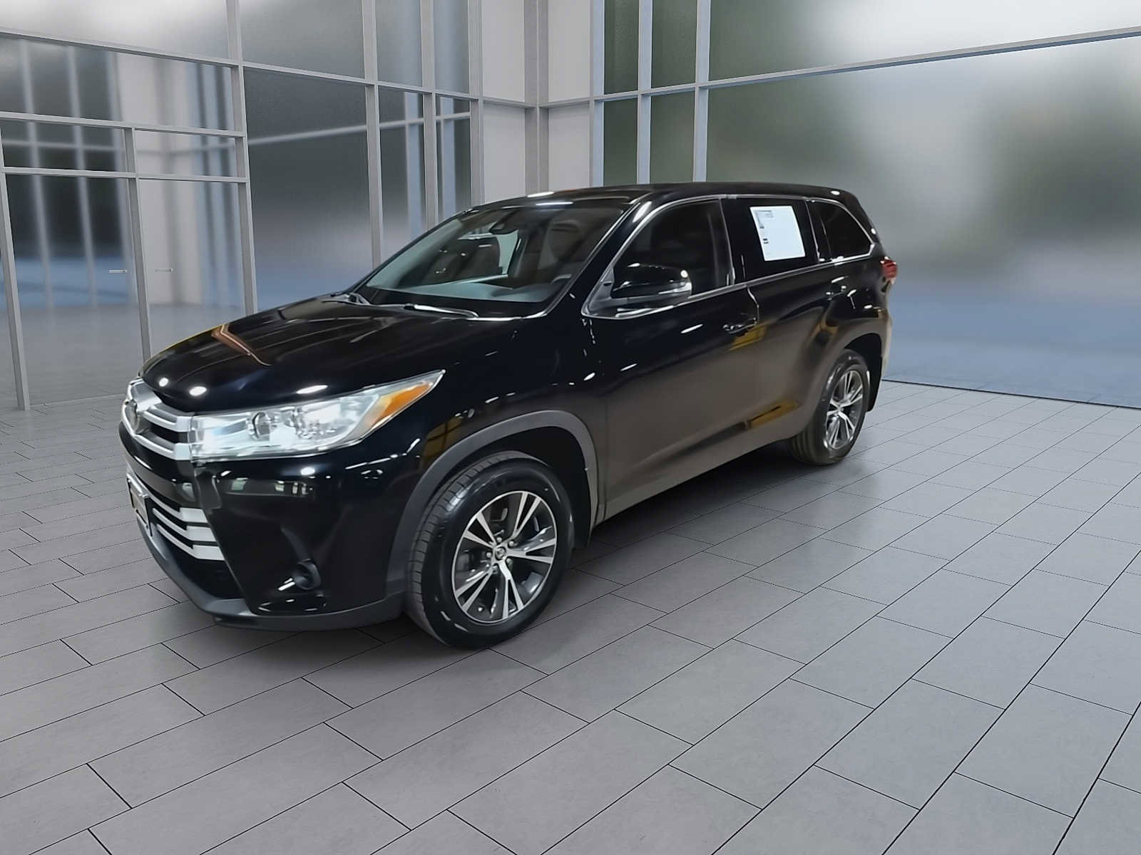 Used 2019 Toyota Highlander LE AWD/4WD image 4