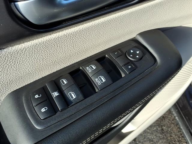 Used 2024 Chrysler Pacifica Limited FWD image 12