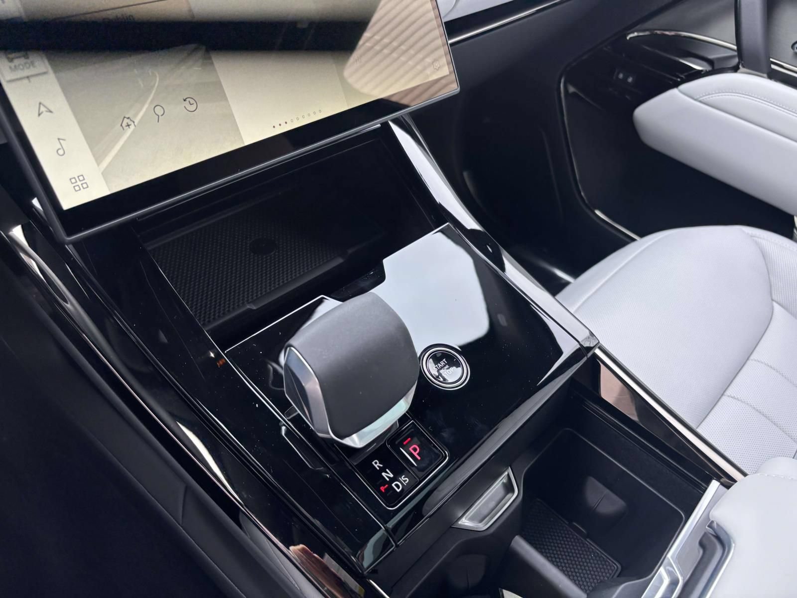 New 2026 Land Rover Range Rover Sport SE AWD/4WD image 17