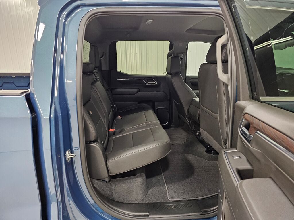 Used 2024 GMC Sierra 1500 SLT w/ X31 Off-Road Package AWD/4WD image 17