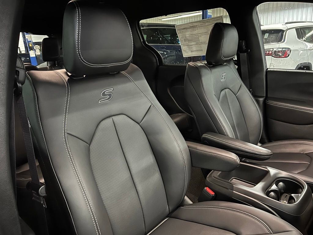 New 2026 Chrysler Pacifica Select w/ S Appearance Package FWD image 12