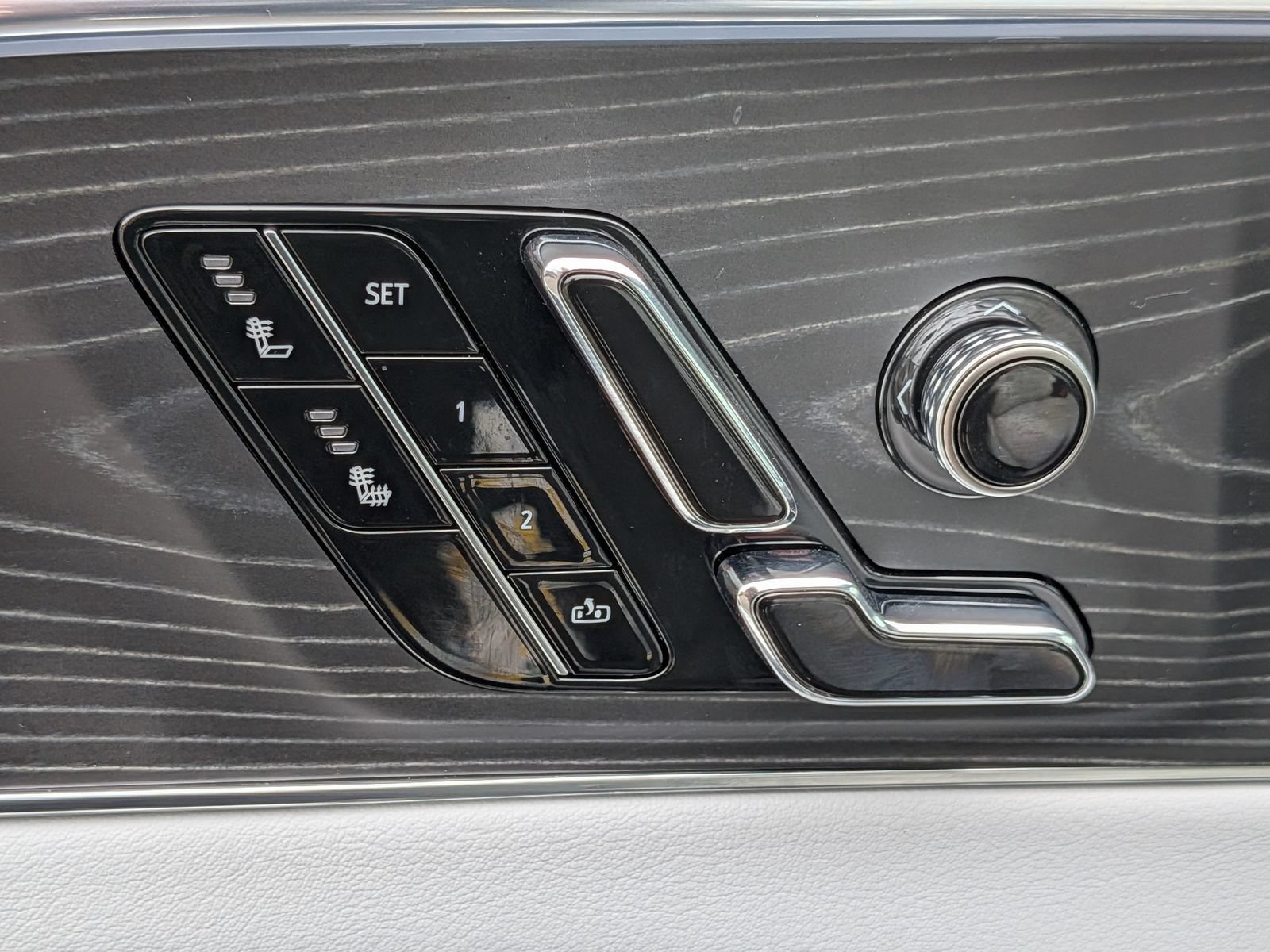 Used 2024 Cadillac Lyriq Luxury RWD image 16