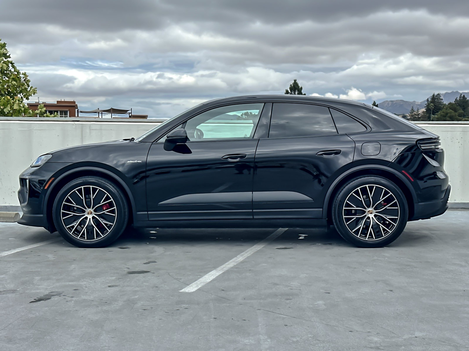 Used 2025 Porsche Macan 4S Electric AWD/4WD image 3