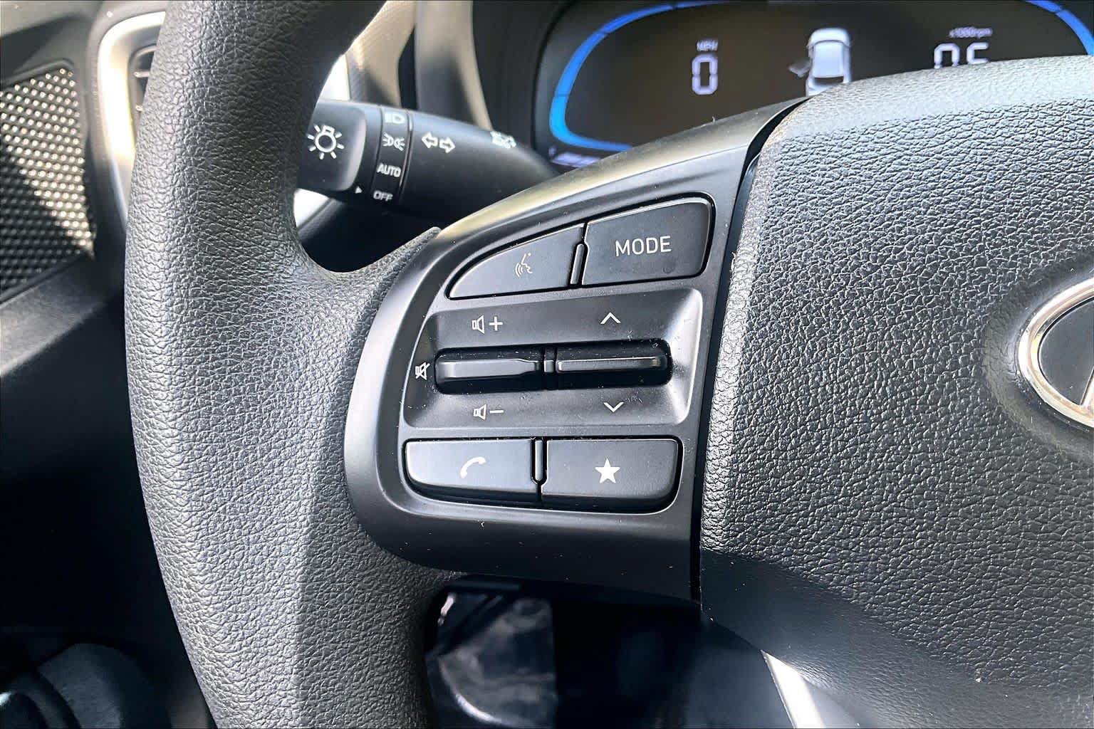 Used 2025 Hyundai Venue SE FWD image 24