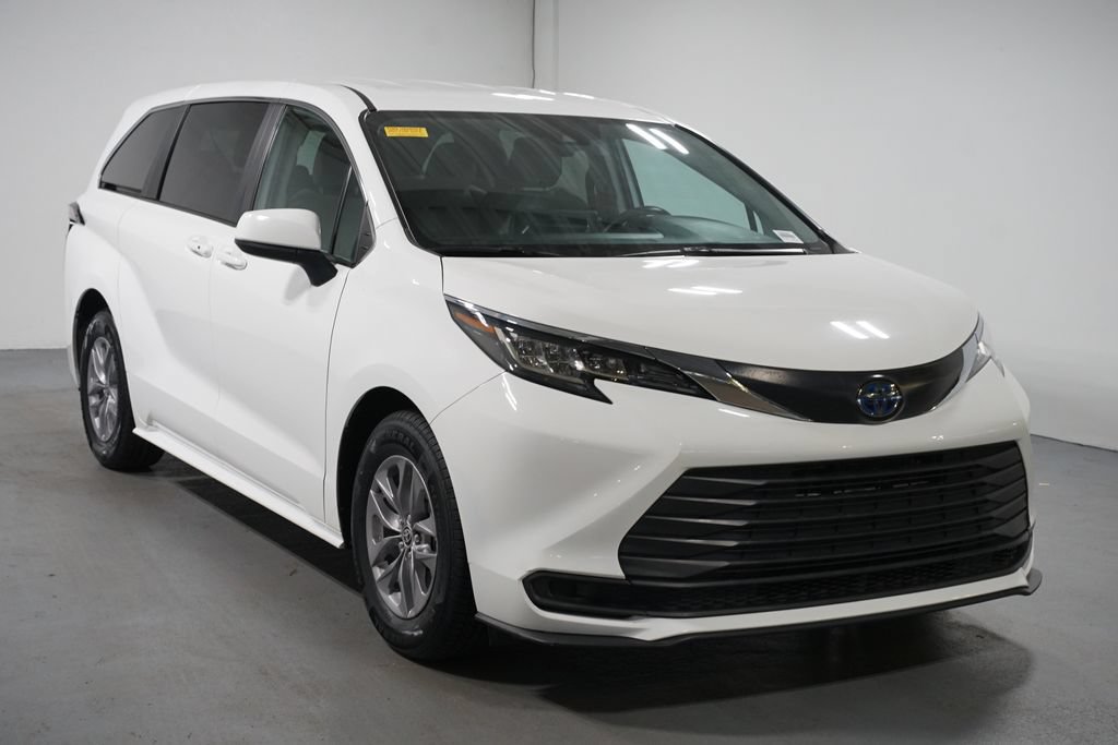 Certified 2023 Toyota Sienna LE FWD image 3
