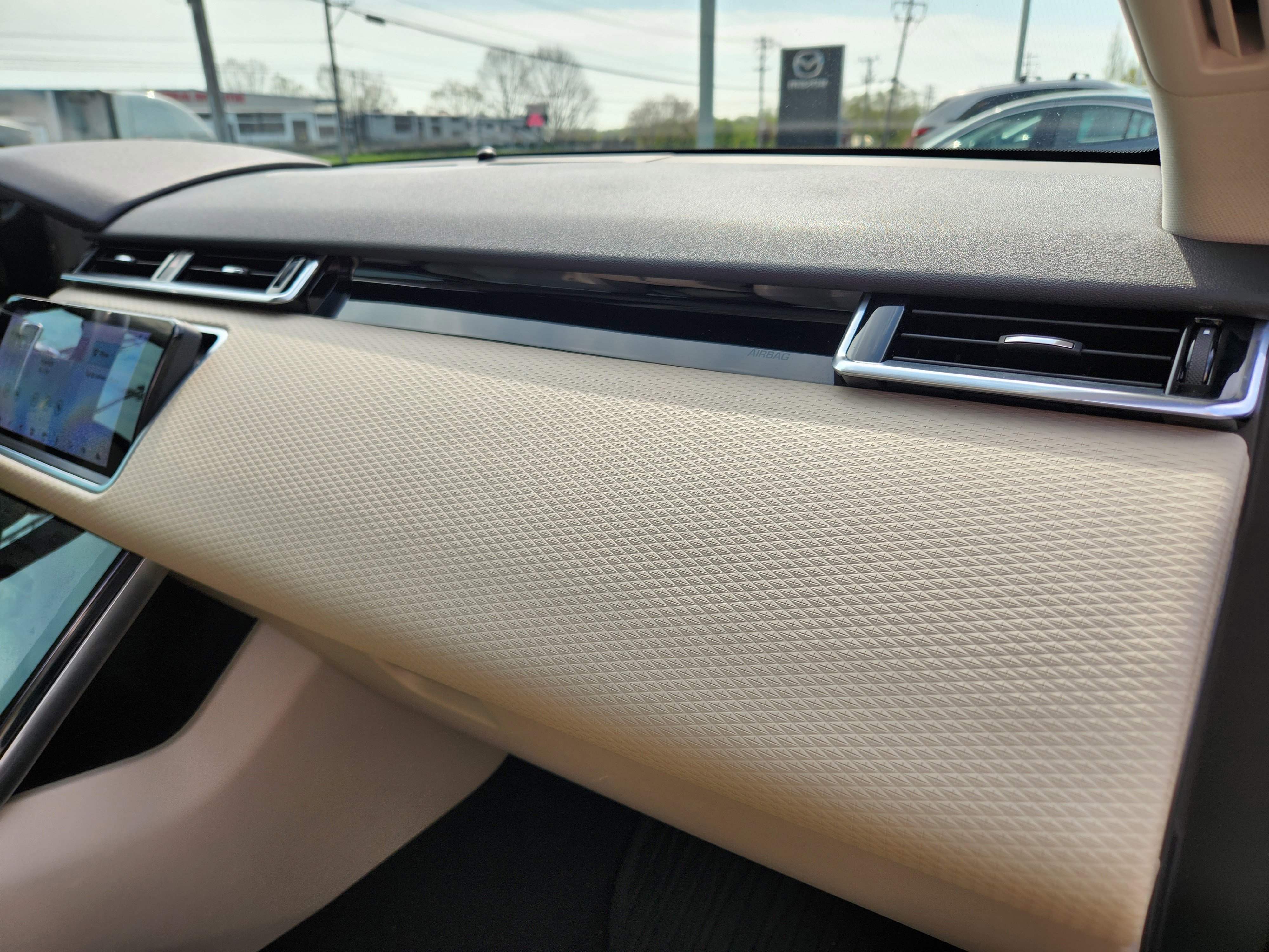 Used 2018 Land Rover Range Rover Velar R-Dynamic SE AWD/4WD image 17