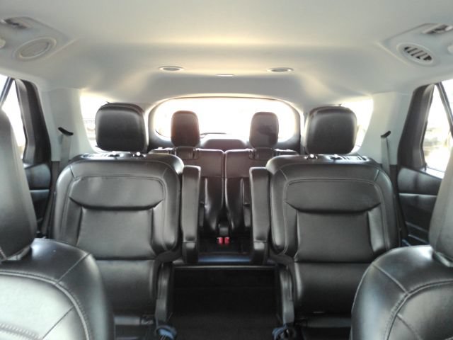 Used 2023 Ford Explorer XLT w/ Equipment Group 202A RWD image 8