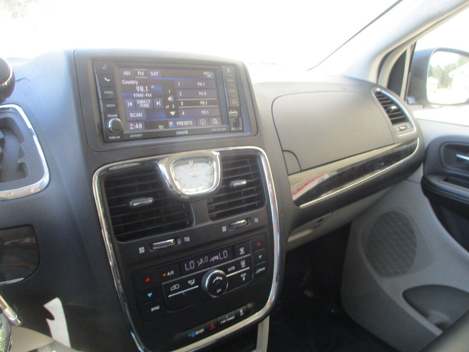 Used 2015 Chrysler Town & Country Touring FWD image 37