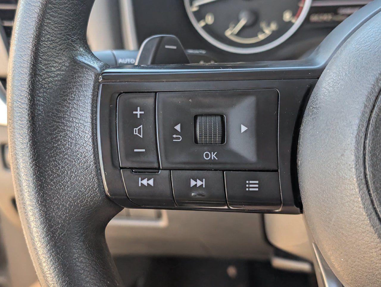 Used 2024 Nissan Rogue SV FWD image 23
