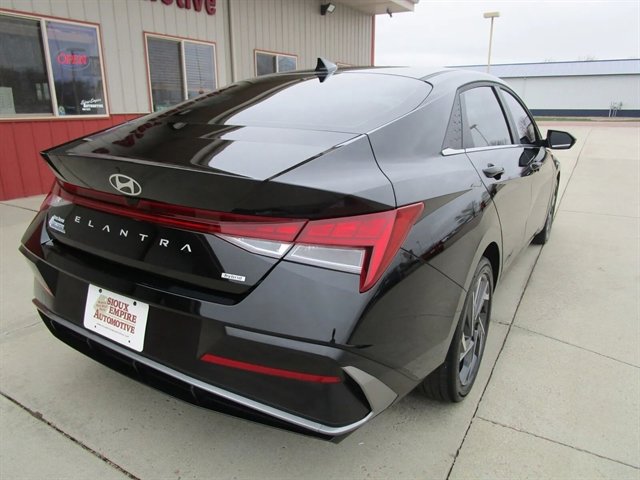 Used 2025 Hyundai Elantra Limited FWD image 9