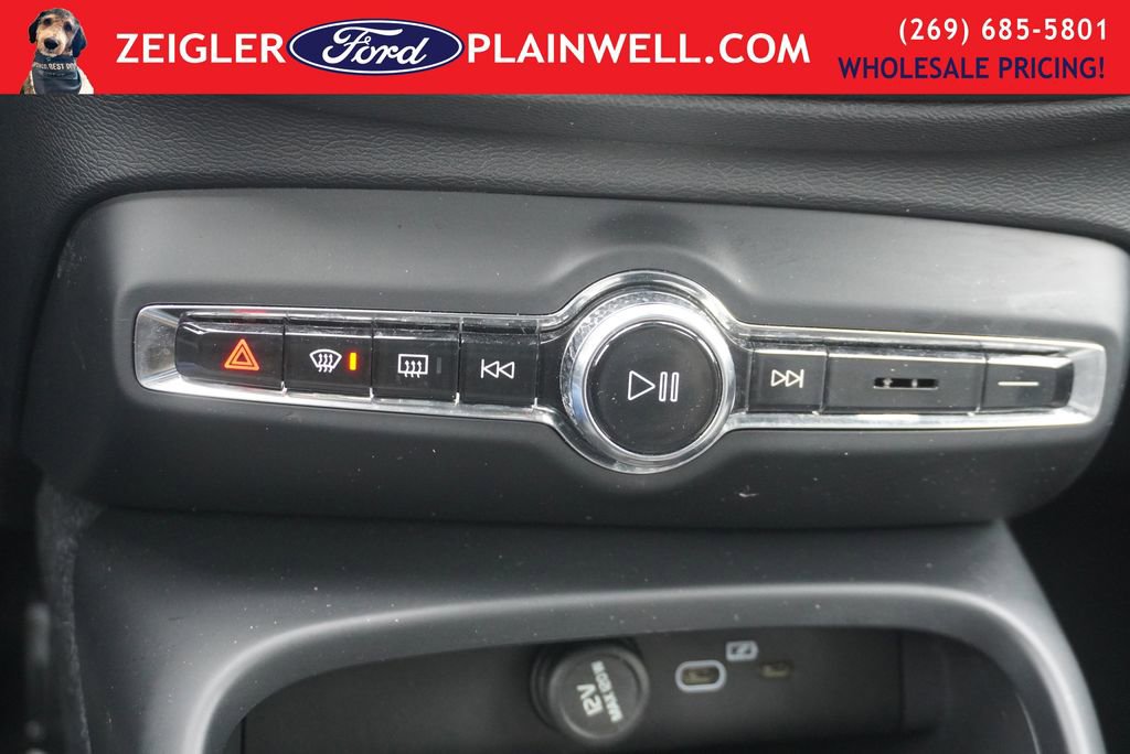 Used 2024 Volvo XC40 B5 Core image 23