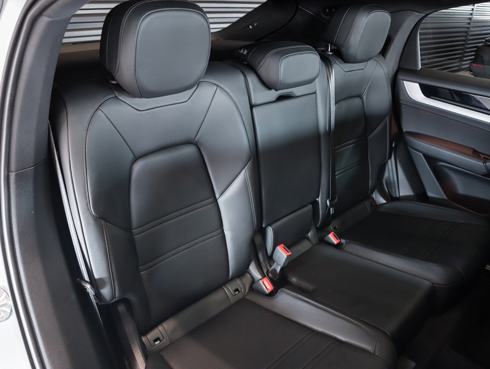 Certified 2025 Porsche Cayenne Coupe image 6