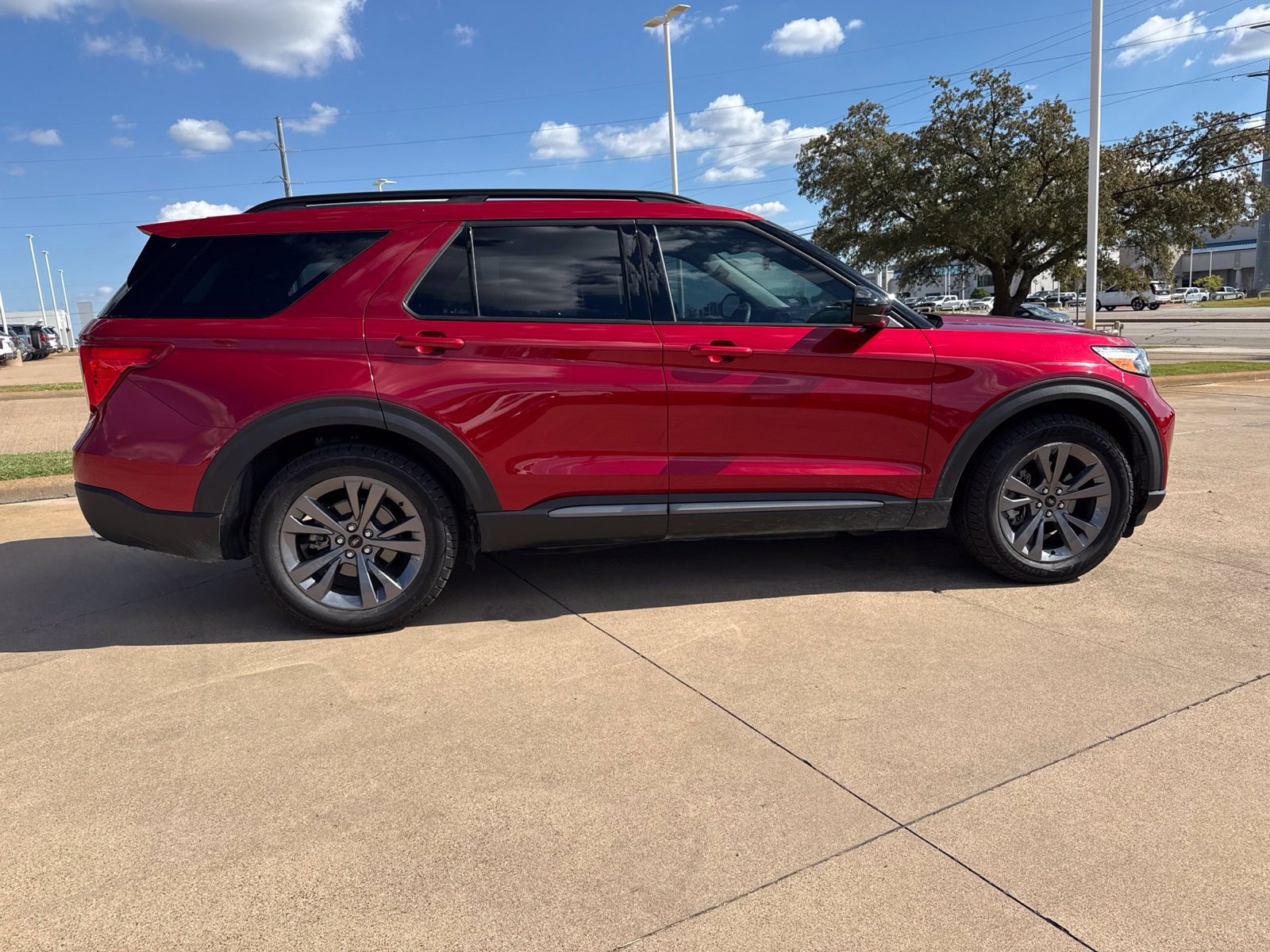 Used 2023 Ford Explorer XLT w/ Equipment Group 202A RWD image 8