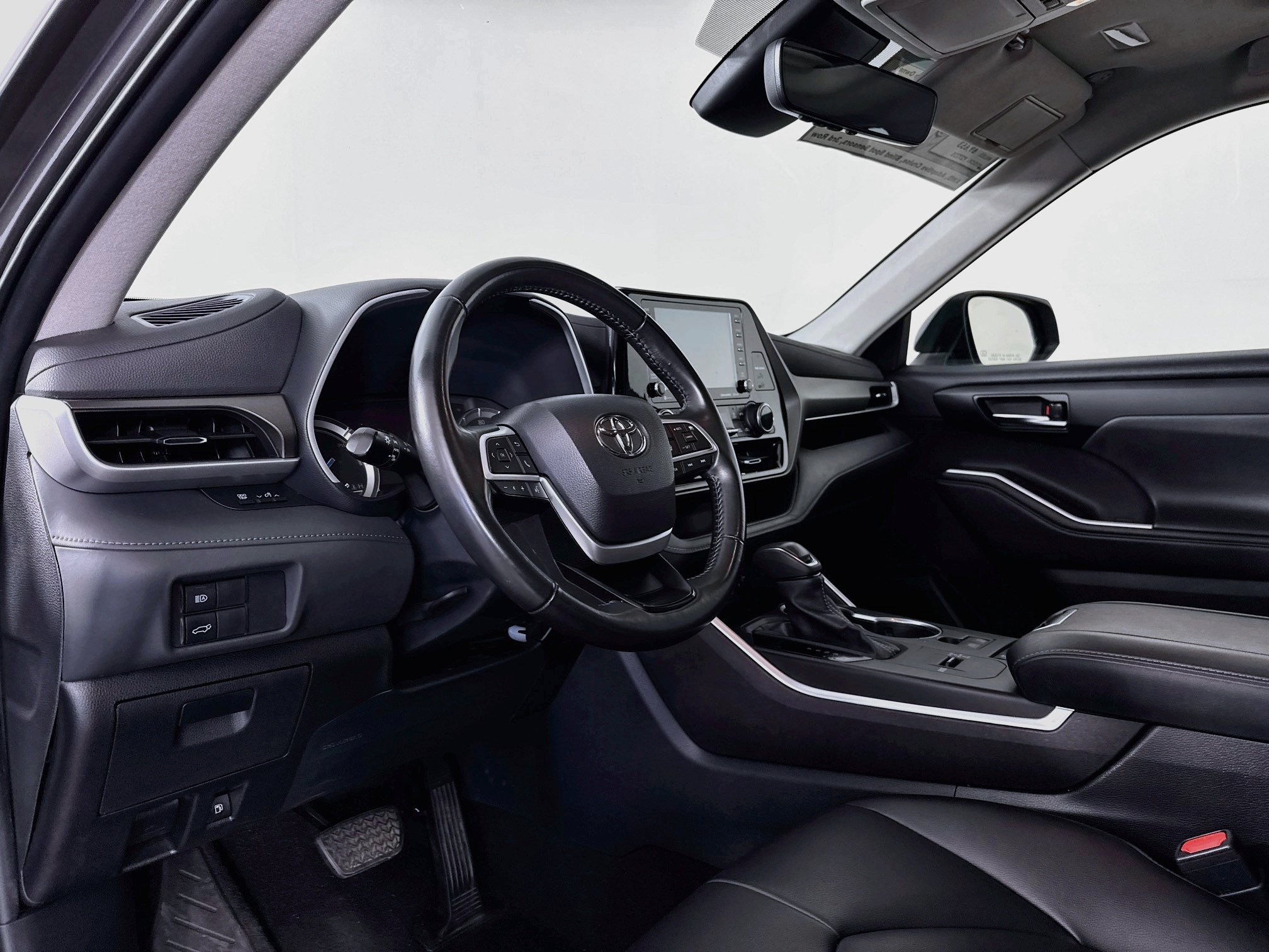 Used 2022 Toyota Highlander XLE AWD/4WD image 9