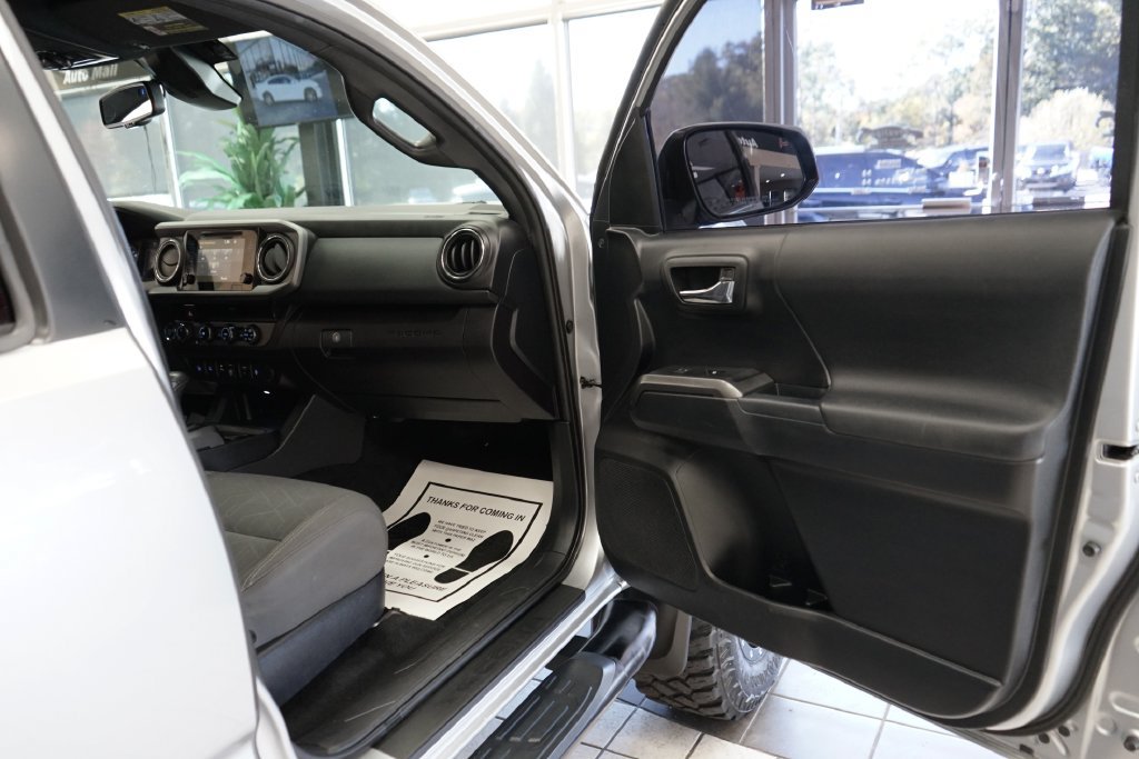 Used 2018 Toyota Tacoma TRD Off-Road w/ Technology Package AWD/4WD image 39